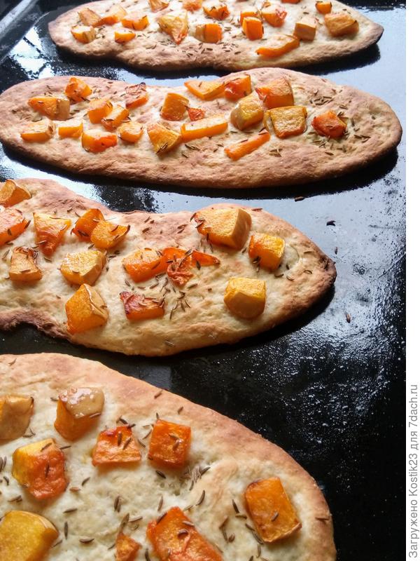 В духовку на 10-15 минут при 200-220 градусов.