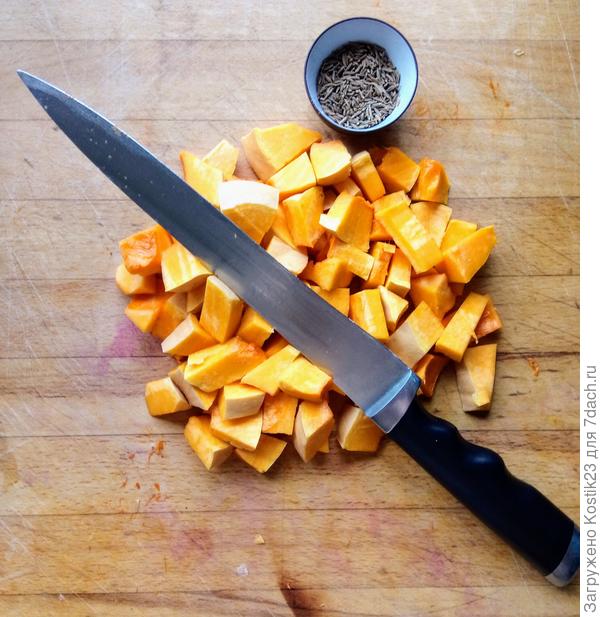 Порезать кубиками тыкву.