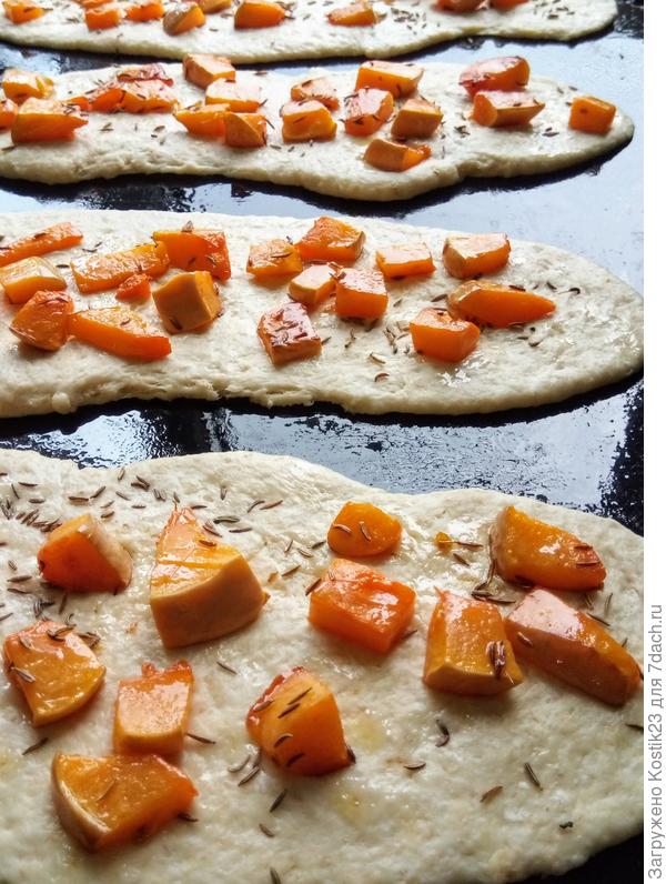 Выложить на тесто и дать постоять около 15 минут.