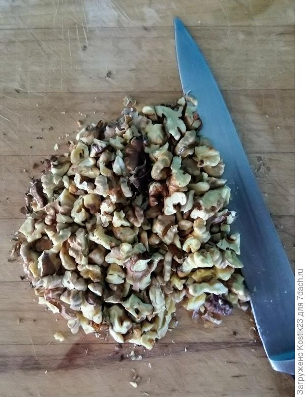 Нарубите грецкие орехи ножом