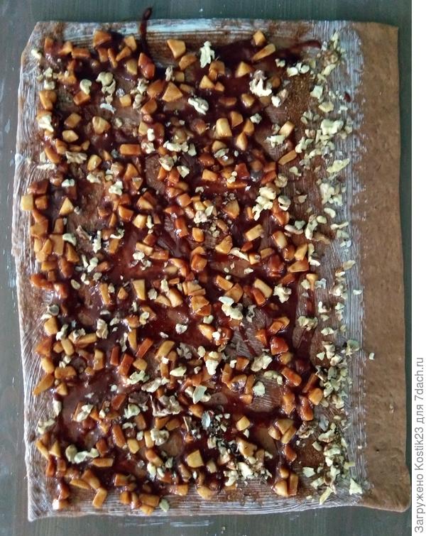 Выложите поэтапно начинку на тесто