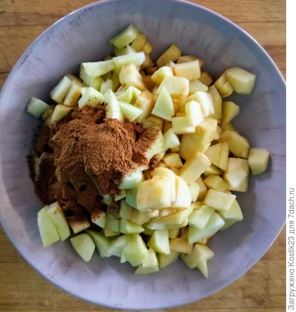 Добавьте к яблокам корицу и мускатный орех