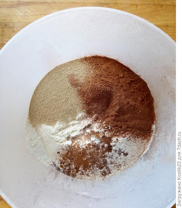 В чашку просейте муку и добавьте все сухие ингредиенты