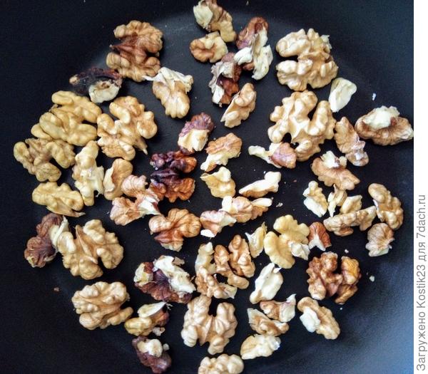 Обжарьте орехи на сухой сковороде