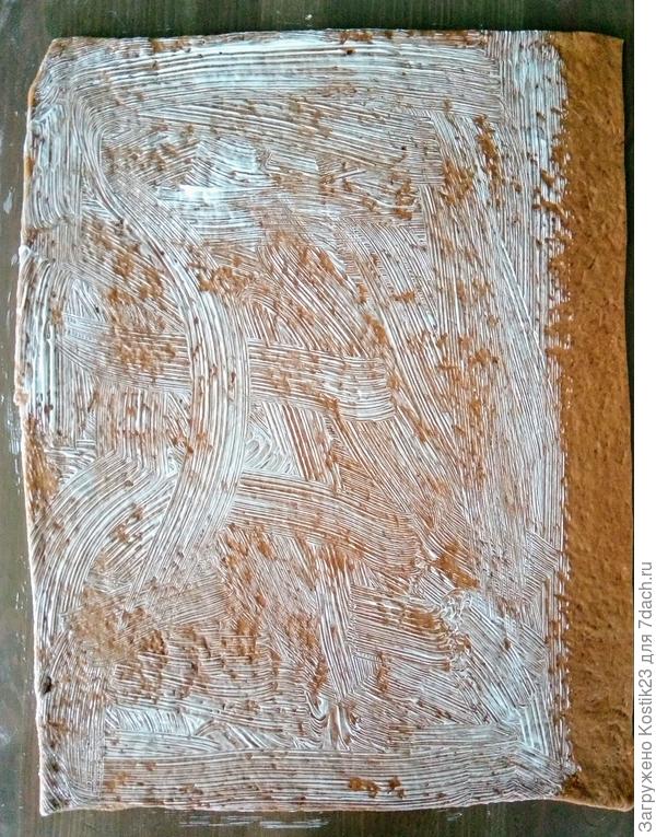 Раскатайте тесто в прямоугольник и смажьте сливочным маслом