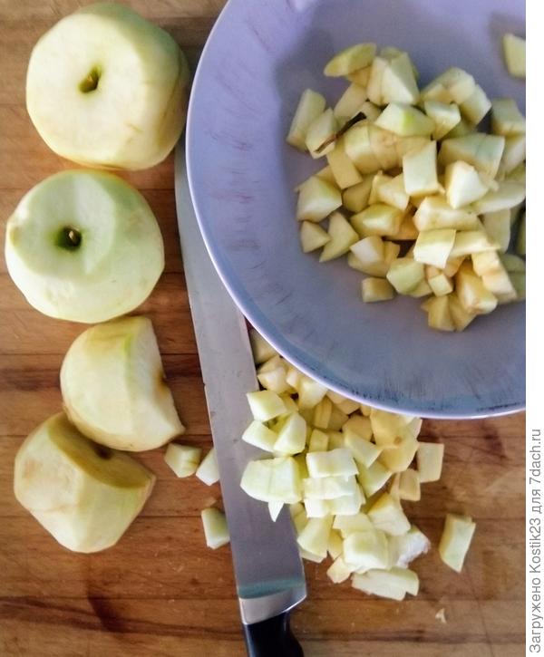 Нарежьте яблоки кубиком