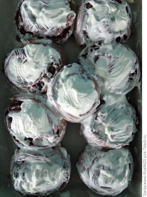 Покройте ещё раз булочки Синнабон кремом чиз