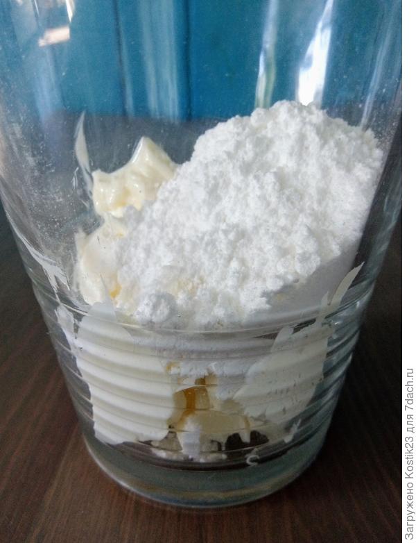 В глубокую чашку добавьте сливочное масло и сахарную пудру