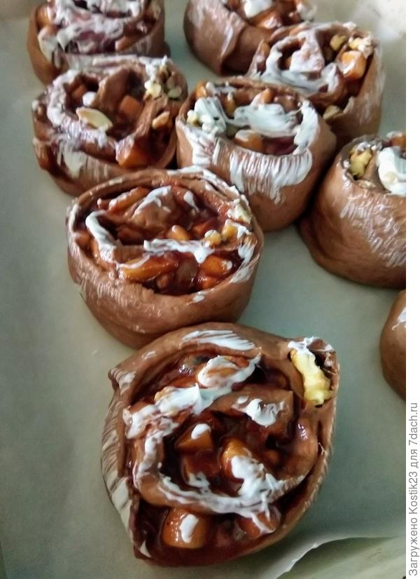 Нарежьте рулет на равные части и выложите в форму для запекания