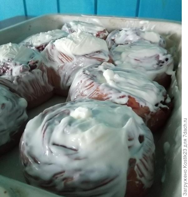 Смажьте булочки кремом чиз