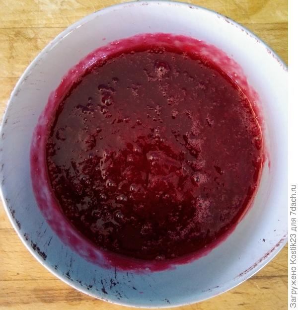 Процедить соус через сито