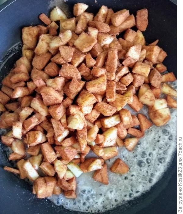 Добавьте яблоки к маслу с сахаром