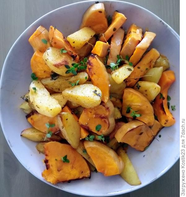 Гарнир,запечёная тыква и картошечка с кориандром,сладкой паприкой и свежим тимьяном... :)