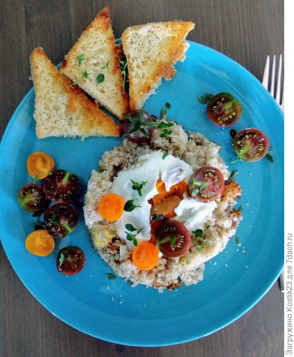 Кольцо из каши ячневой, внутри колца запечёная тыква с яйцом сверху ...