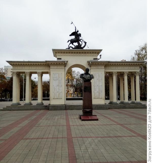 Сквер им. Маршала Г.К. Жукова был открыт 1932 году. Раньше на этом месте находился Войсковой собор Святого Благоверного князя Александра Невского.
Сейчас
на территории сквера располагаются: храм-часовня св. Александра Невского, мемориальная арка «Ими гордится Кубань», бюст маршала СССР Г.К. Жукова, фонтан со свето-музыкой.
На против сквера располагается Администрация Краснодарского края.