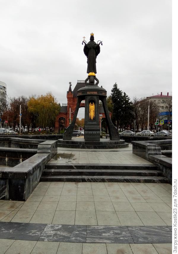 Этот небольшой фонтан — основная часть комплекса, воздвигнутого как дань памяти императрице Екатерине, которой город обязан своим основанием. Однако так как комплекс носит имя святой великомученицы, он имеет и религиозный смысл — в день открытия памятника и фонтана был проведён обряд освящения....
Уже закрыт до нового сезона,хотя ещё неделю назад он блестал струями :) ...