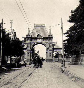 Александровская триумфальная арка, на старом месте 1909 год.
Фото из интернета...