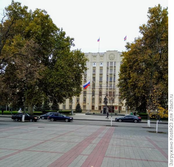 Администрация краснодарского края, прячется в листве "Платана"...