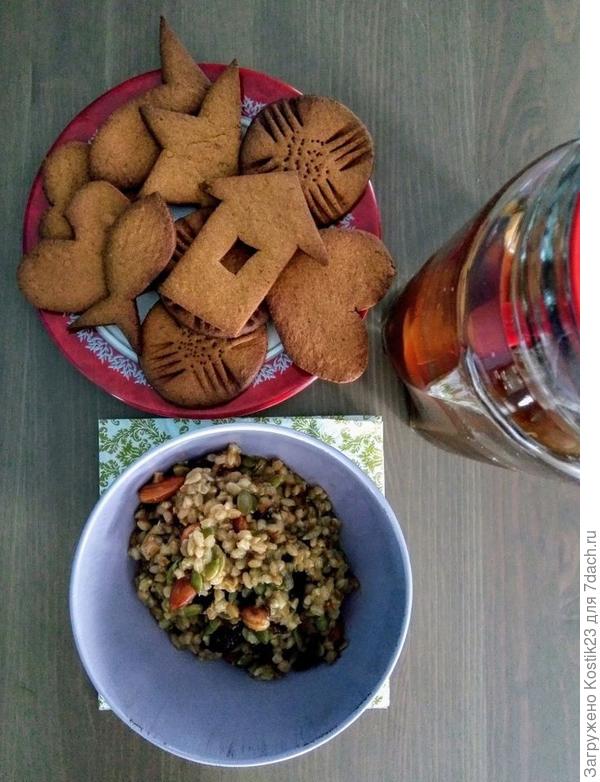 На Рождество &amp;quot;Рождественские старинные русские пряники &amp;quot;Козули&amp;quot; с мёдом и ржаной мукой и пряностями,компот &amp;quot;Узвар&amp;quot; с черносливом,карамелью и свежих груш с ванилью и рождественская &amp;quot;Кутя&amp;quot; с пшеницы,мёдом,черносливом с семечками и орехами..&amp;quot;