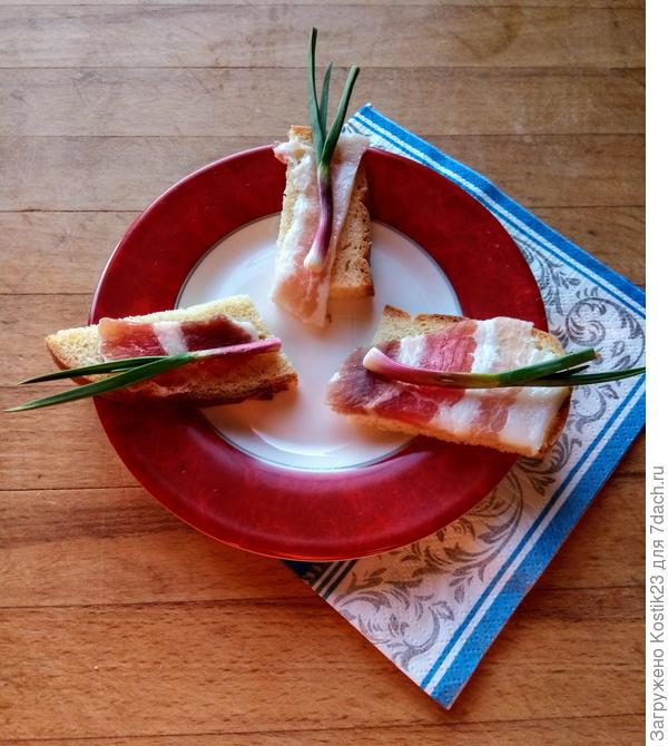 Я уже пару дней назад выкладывал это фото , домашний хлеб,домашее своё сальце и уже свежий домашний чеснок :)