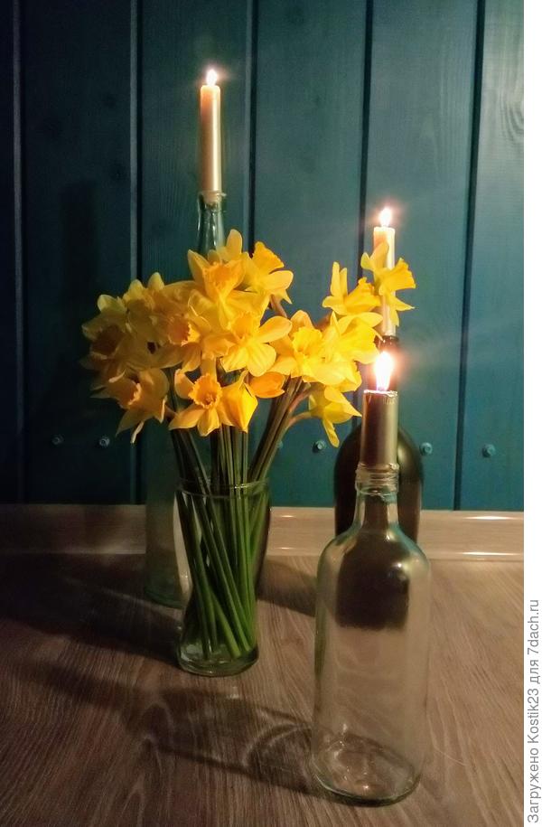 Это прямо сейчас,сегодня расцвели нарциссы во дворе,вот немного себе нарвали;) В доме пахнет весной...:)