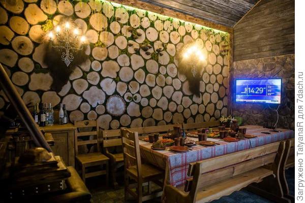 Стена со спилами в гостевом домике.