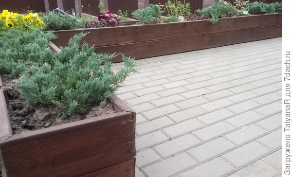 стык доски на клумбе