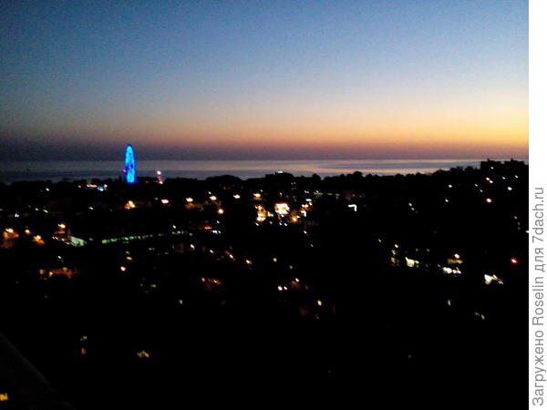 Огромное колесо обозрения на берегу видно из любой точки посёлка