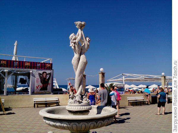 Танцующие русалочки на набережной