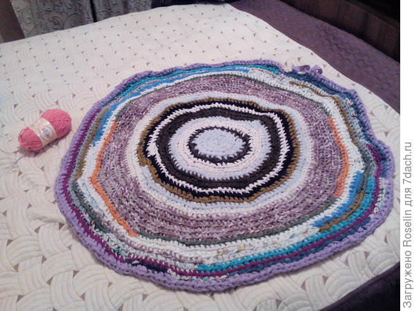 Коврик из старого трикотажа,тоже для малышки. Ещё в работе.