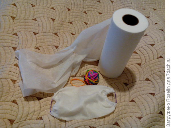 Может пригодится кому-то. Из 2-х нетканых полотенец и канцелярских резиночек получается недорогая и удобная одноразовая маска. Два полотенца сложить поперёк вдвое, по краям пришить резинку. Удобная.Сегодня в ней ходила на работу. И недорого.