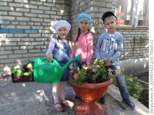 Детям тоже нравится ухаживать за цветами!