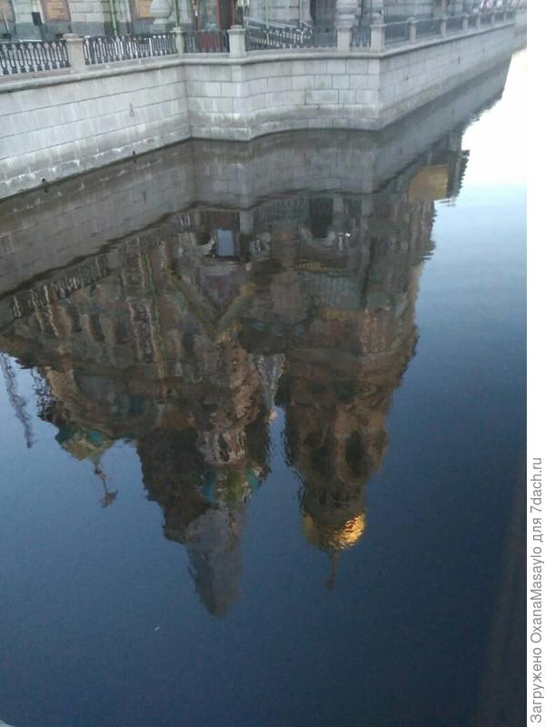 В канале Грибоедова храм Спас на Крови.