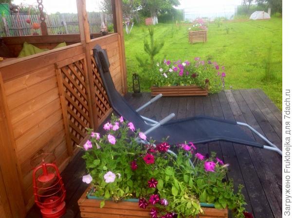 А к беседке присобачили поддиум для шезлонгов (под шампанское по вечерам) Сейчас там два шезлонга с матрасами и столиком для напитков. И вот эту доску мы покупали. Рублей наверно по 20 одна доска.