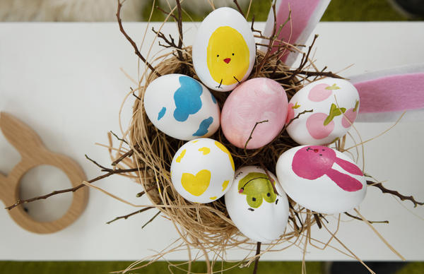 Детям можно предложить раскрасить яйца обычной гуашью