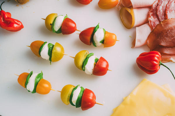 Яркие овощные канапе разойдутся быстрее, чем овощные салатики