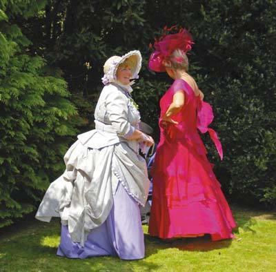 Англичане бережно сохраняют и поддерживают традиции садового досуга, эта современная сценка словно сошла со страниц викторианского журнала