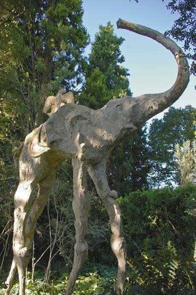 Эксцентричный Сальвадор Дали заполнил сад при средневековом замке своей супруги Галы скульптурными изображениями длинноногих слонов как дань бестиариям прошлого