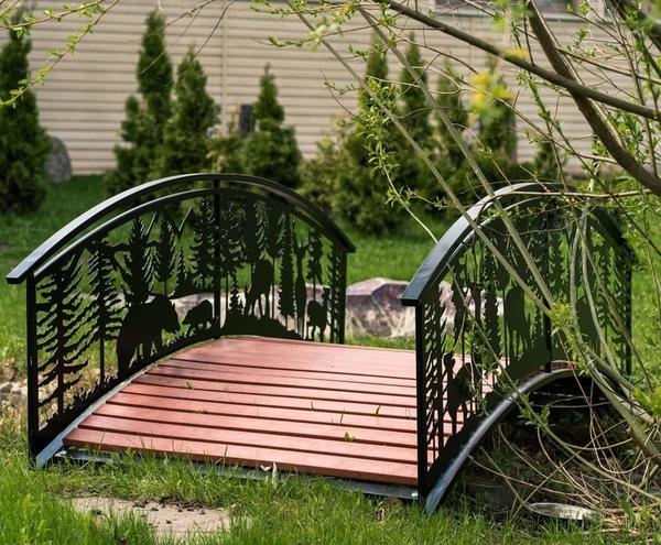 Декоративный мостик в саду