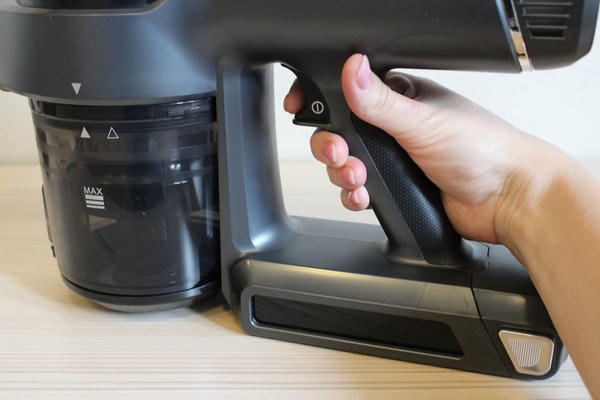 Пылесос включается и выключается нажатием на курок