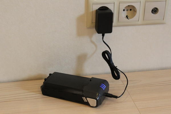 Когда горят все три индикатора, это означает, что аккумулятор полностью заряжен