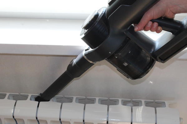 Компактный беспроводной пылесос позволяет добраться туда, куда раньше не получалось