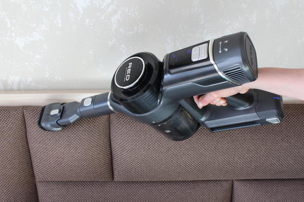 Для текстильных поверхностей подойдет насадка с щетиной, она же пригодится для уборки пыли с мебели и предметов интерьера