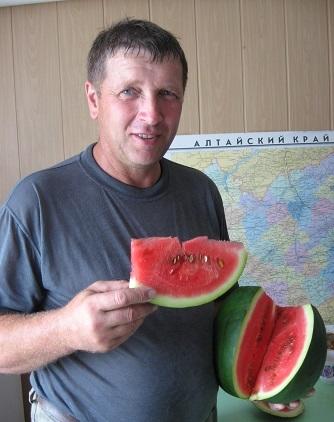 Папа с собственноручно выращенным арбузом