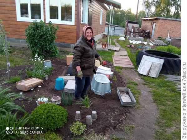 Мама укрывает растения  от заморозков