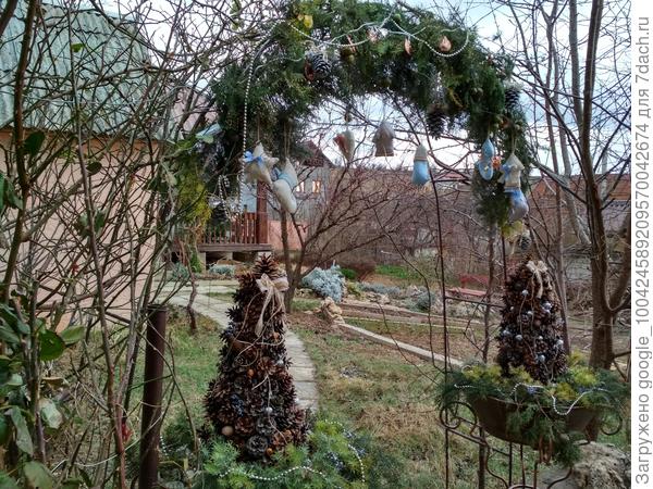 Композиция арки с вазонами.