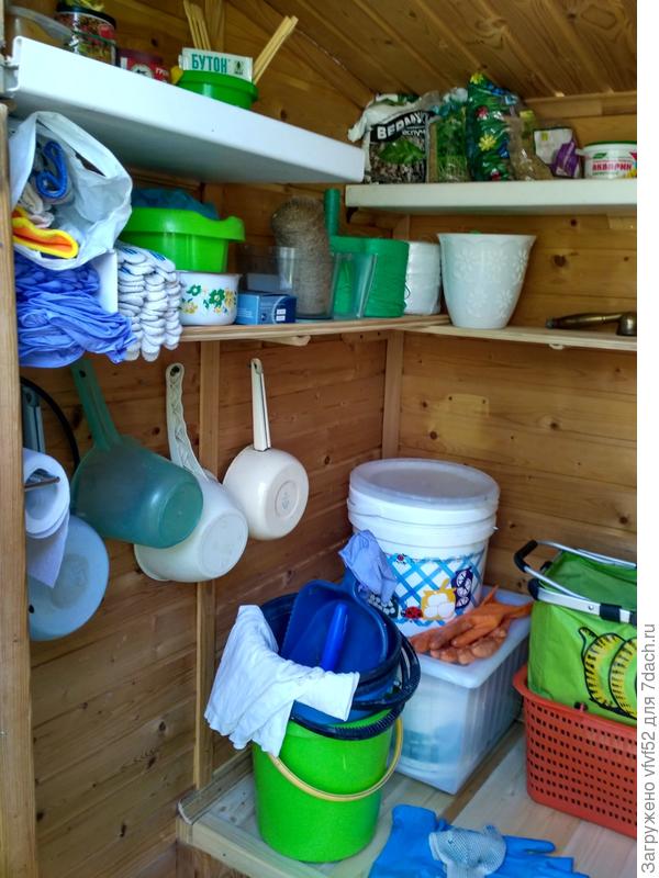 Все, что нужно для посадки, подкормки, лечения и обрезки растений, все под руками.