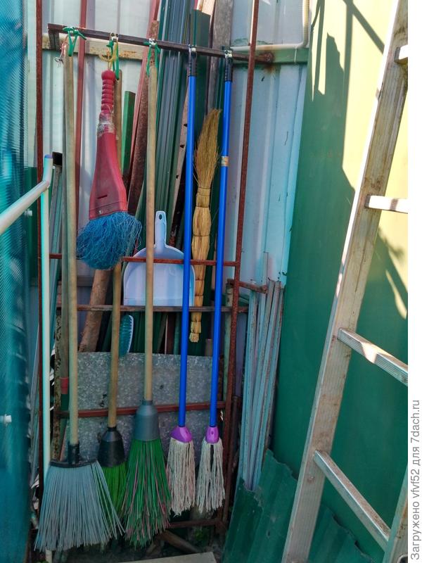 Укромное местечко для веников, метёлок, совков и щёток