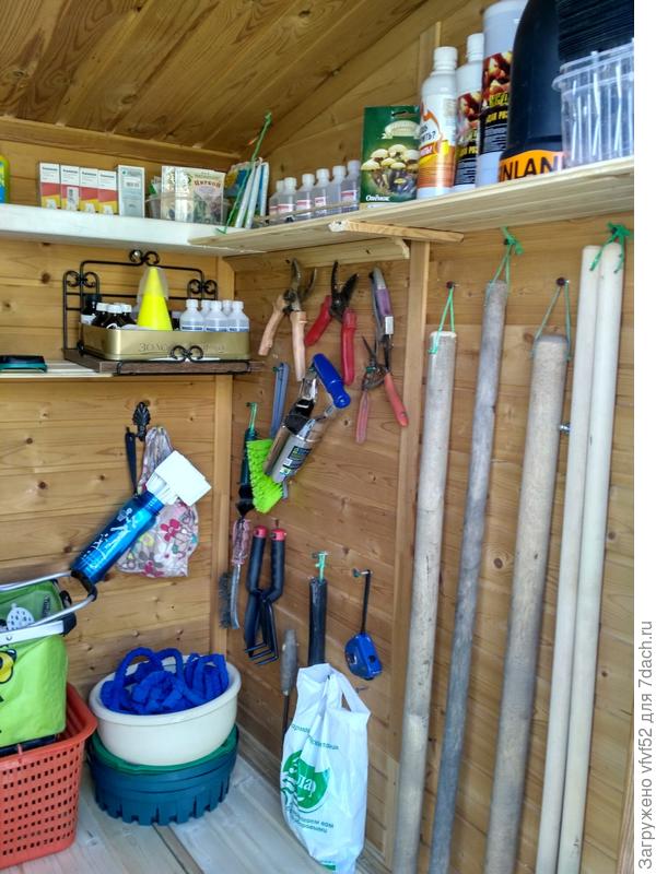 Секаторы, ножницы, шпагат, плоскорезы, лопатки - всё на месте.