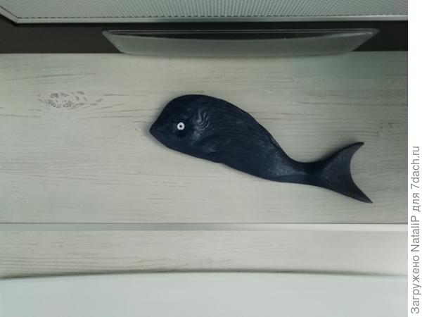 Муж из дерева сделал вот такого дельфина